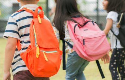 Crianças carregando peso nas mochilas 400x255 - Para pediatra, estudo de Harvard alerta para riscos de volta às aulas