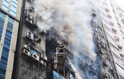 Incêndio atinge prédio comercial e deixa mortos na capital de Bangladesh 400x255 - Incêndio atinge prédio comercial e deixa mortos na capital de Bangladesh