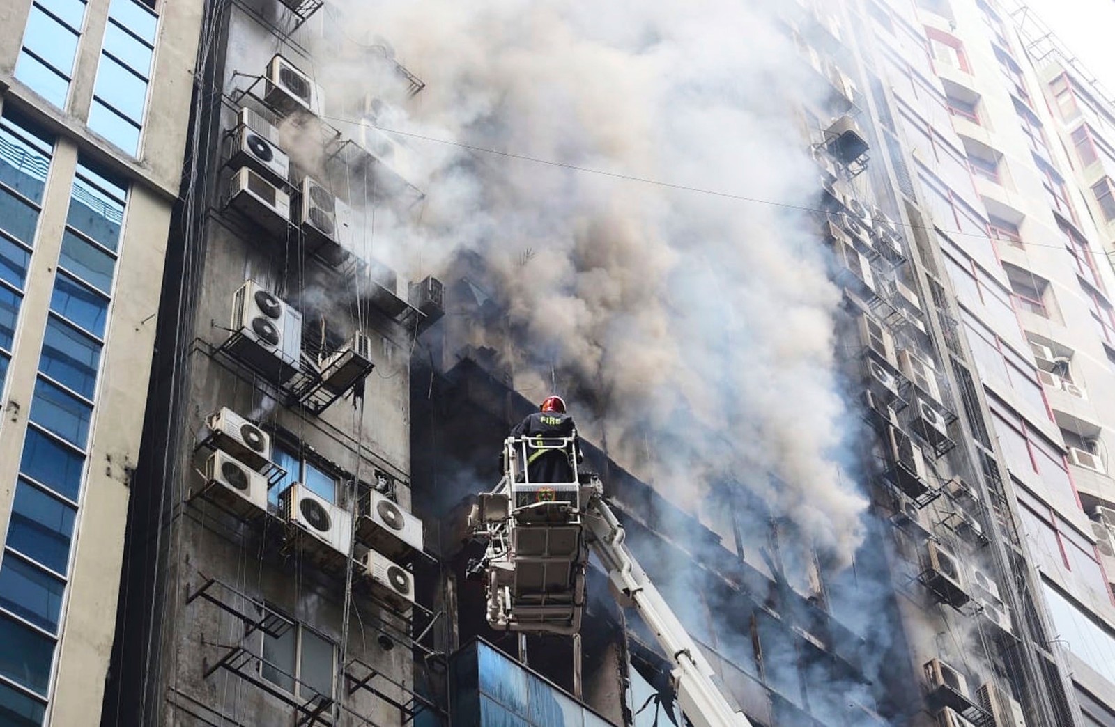 Incêndio atinge prédio comercial e deixa mortos na capital de Bangladesh