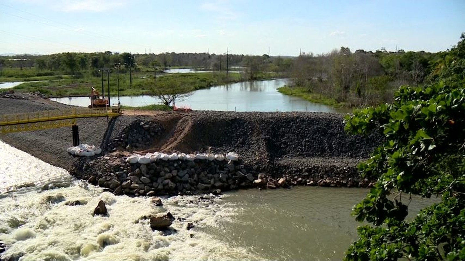 Risco em barragem do Rio Pequeno faz famílias ribeirinhas saírem das casas em Linhares, ES
