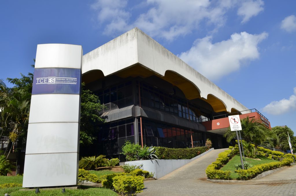 TCE-ES mantém condenação a ex-prefeito por pagamento irregular de passagens aéreas