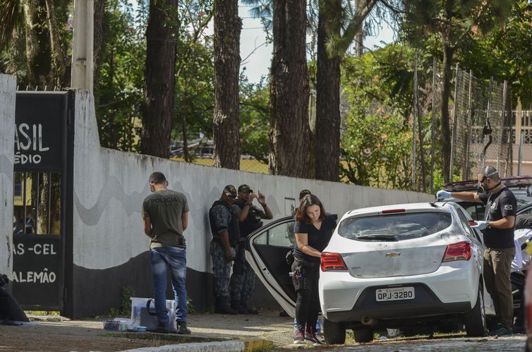 Após tragédia, polícia tenta descobrir motivação e detalhes do crime