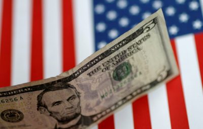 dolar 400x255 - Dólar volta a bater R$ 4, mas muda de rumo e passa a cair