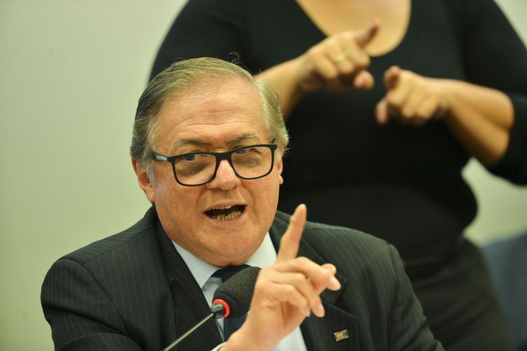 Presidente do Inep foi demitido porque “puxou o tapete” , diz Vélez