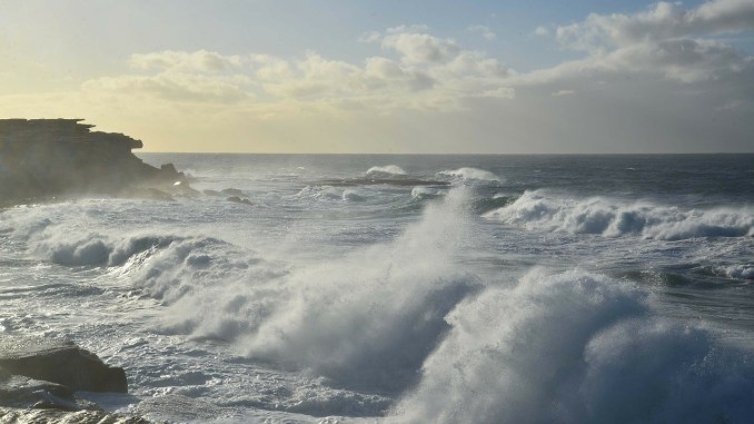 Início da primavera terá ondas de até 4 metros no Estado, diz Marinha