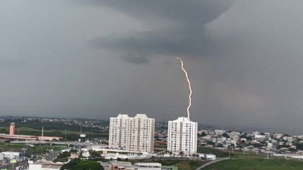 Inpe emite alerta de chuva forte, vendaval e raios para o ES