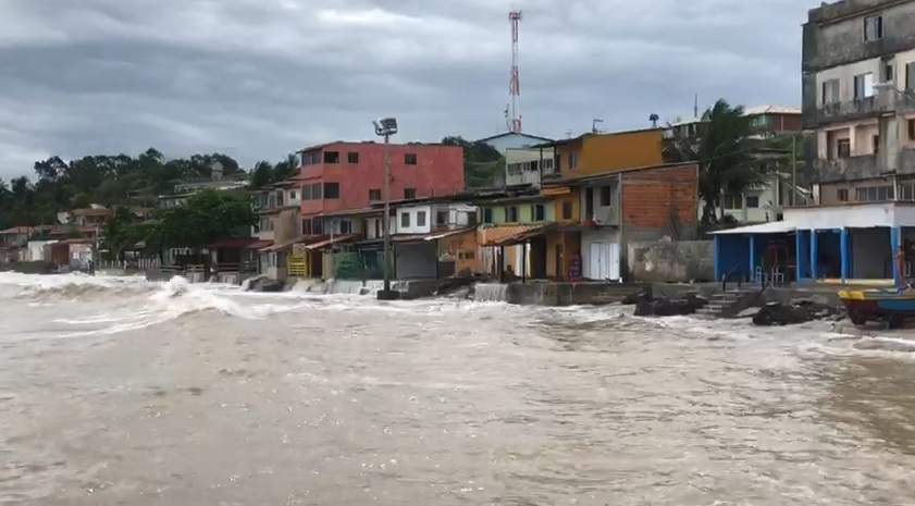 Maré agitada invade casas e causa transtornos no litoral do Espírito Santo