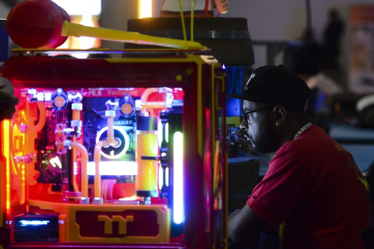 Empresas e governo defendem medidas para estimular digitalização