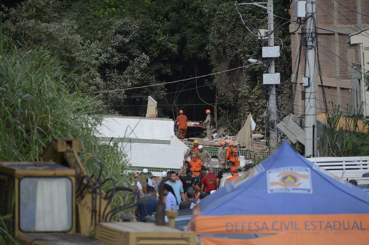 Prefeitura do Rio inicia demolição de prédios na Muzema