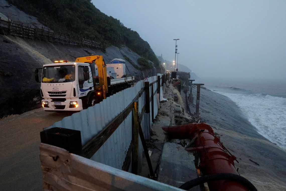 Rio de Janeiro segue em estágio de crise e com vias fechadas