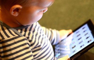 crianças 400x255 - Crianças com menos de 2 anos não devem ter contato com telas, recomenda OMS