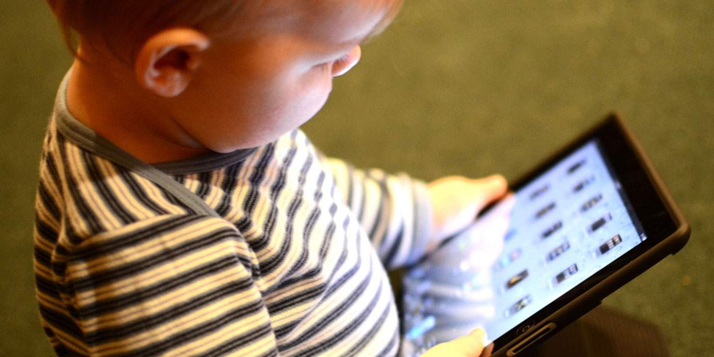 Crianças com menos de 2 anos não devem ter contato com telas, recomenda OMS