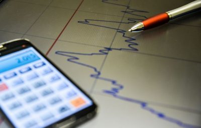 economia ilustracao 2 400x255 - Confiança dos empresários cai 2,7 pontos de fevereiro para março