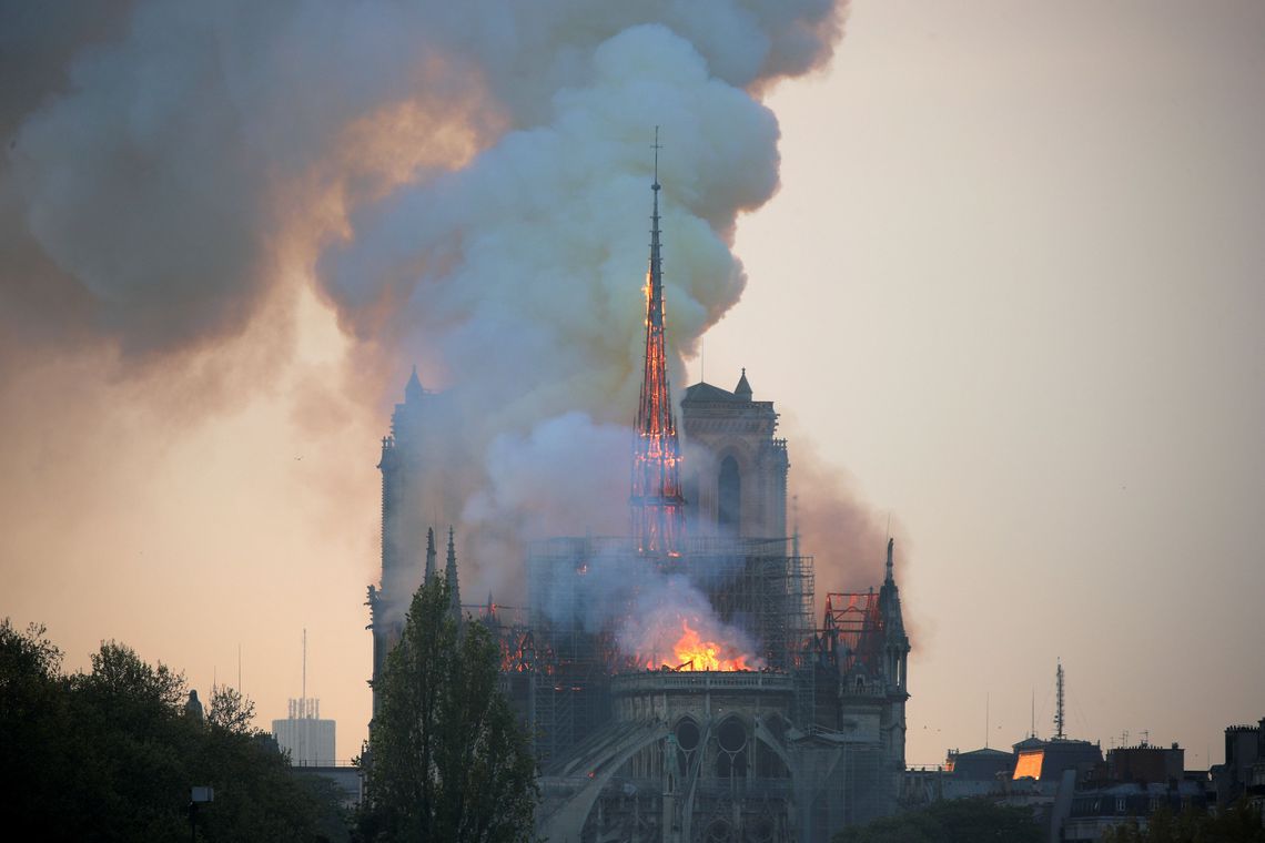 “Estou triste”, diz Macron sobre incêndio na Notre-Dame