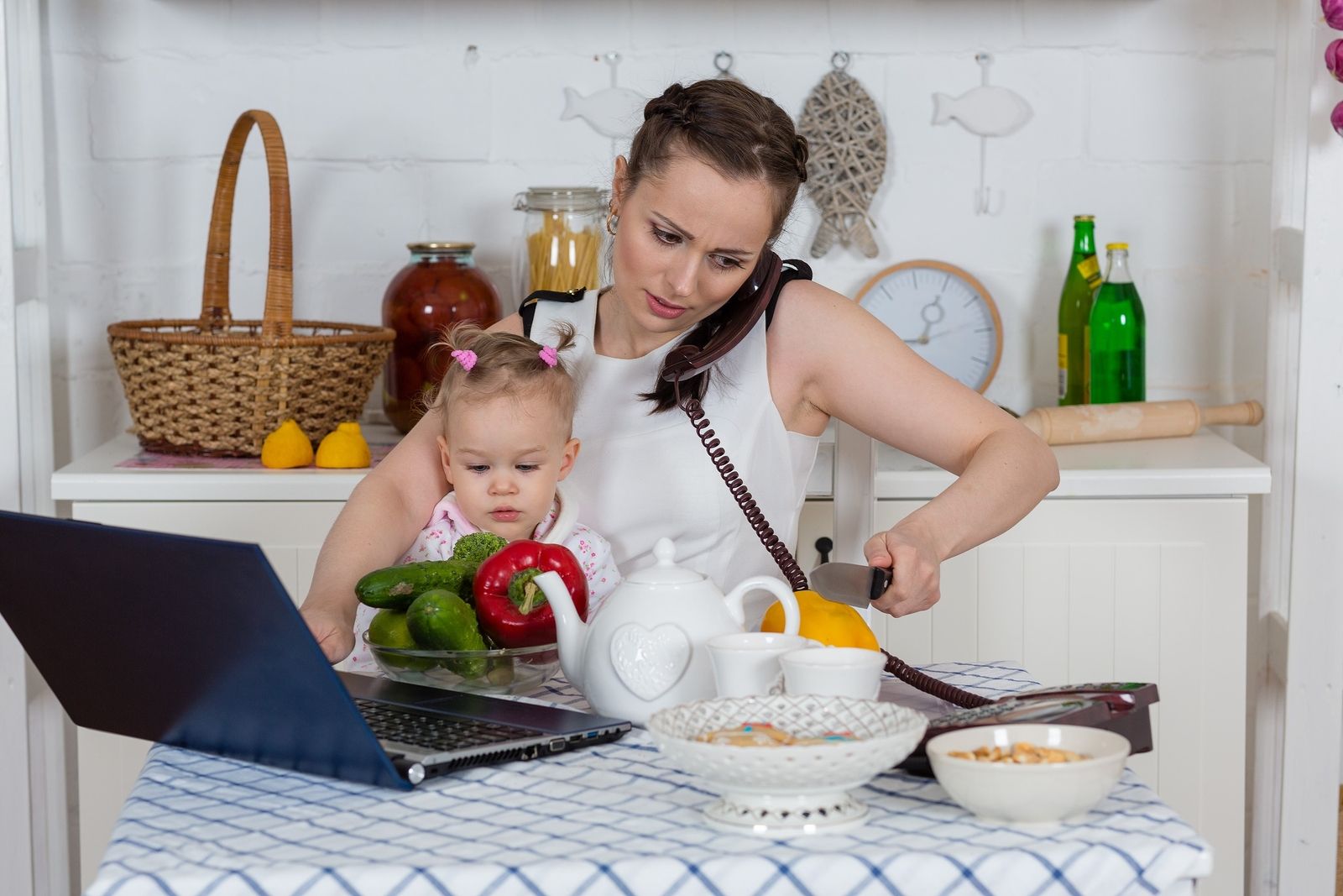 Mulheres dedicam a afazeres domésticos o dobro de horas dos homens