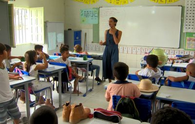 professora Edicleia Feliz na escola Córrego Patioba 400x255 - Professora dá aulas, faz merenda e é diretora de escola em Sooretama, ES