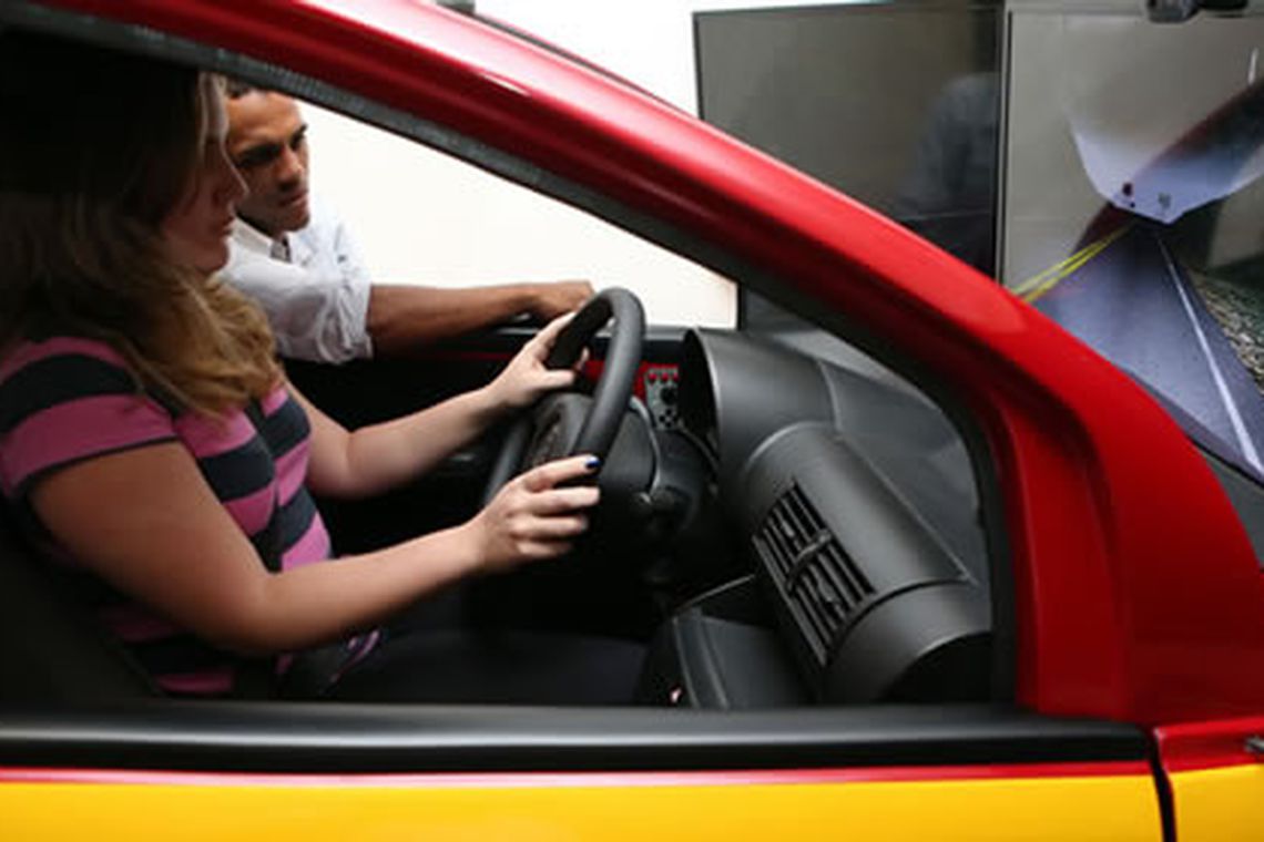 Crise e novo comportamento reduzem interesse dos jovens em dirigir