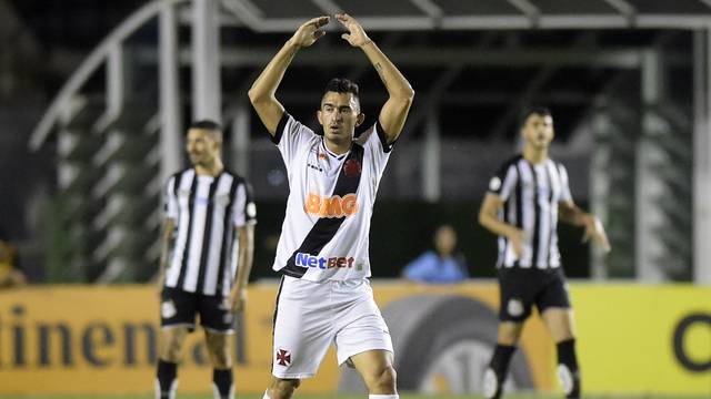 Com fim dramático, Vasco vence, mas Santos avança na Copa do Brasil