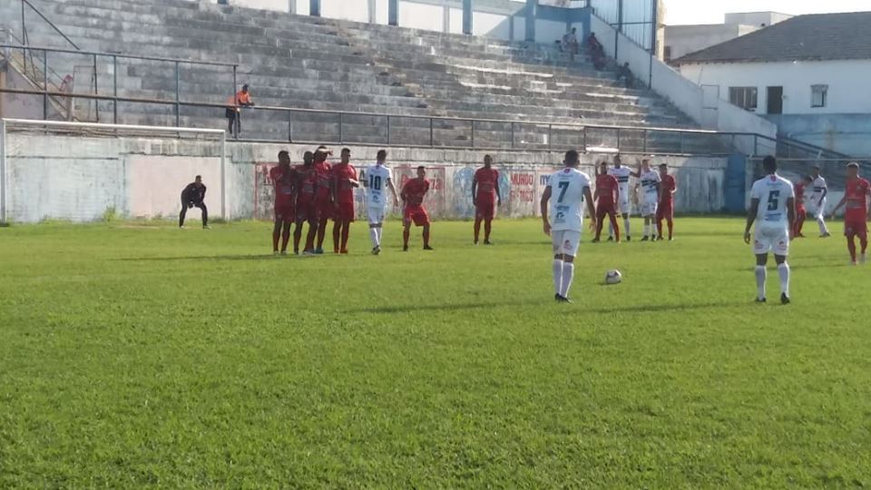 Em jogo de 4 gols Pinheiros e VilaVelhense empatam no Sernambi.