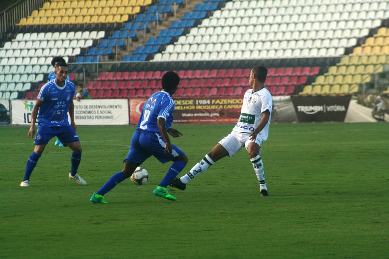 Vitória joga mal, perde em casa e se complica na serie d