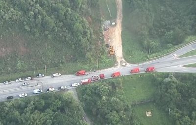 26abr2019 bombeiros isolam area ao redor de um gasoduto da transpetro no bairro parque capivari em duque de caxias rj 1556280187664 v2 900x506 400x255 - Polícia prende suspeito de provocar vazamento de combustível no Rio