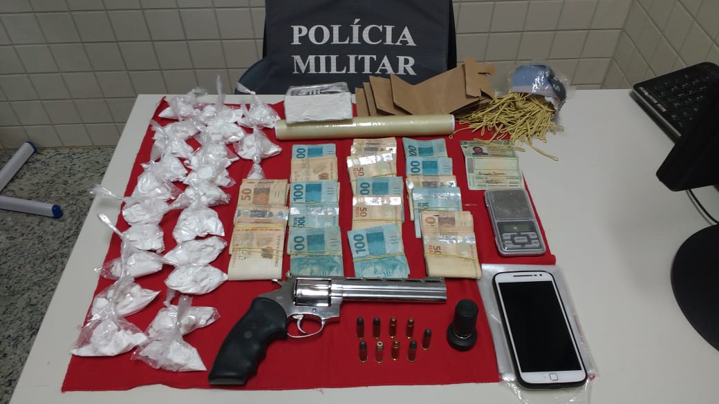 PM APREENDE ARMA DE FOGO, MUNIÇÕES E DROGAS EM PIÚMA