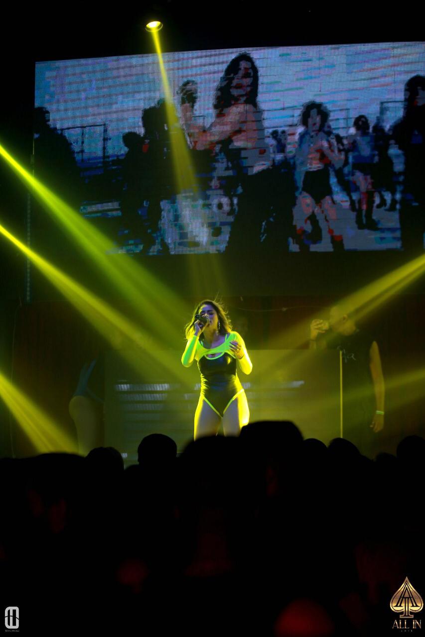 Estilista capixaba veste Lexa para show no Rio de Janeiro