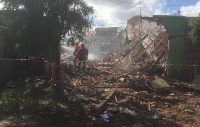 bombeiros 400x255 - Explosão destrói fábrica clandestina de fogos de artifício, atinge casas e deixa feridos em Juazeiro do Norte, no Ceará
