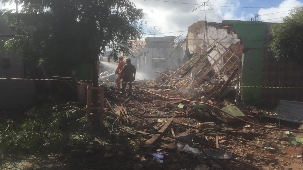 Explosão destrói fábrica clandestina de fogos de artifício, atinge casas e deixa feridos em Juazeiro do Norte, no Ceará
