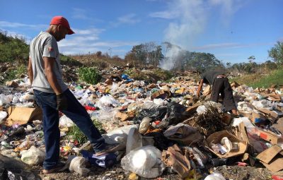 lixo em pacaraima fronteira 400x255 - Venezuelanos vasculham lixão em busca de comida e coisas para revender na fronteira do Brasil