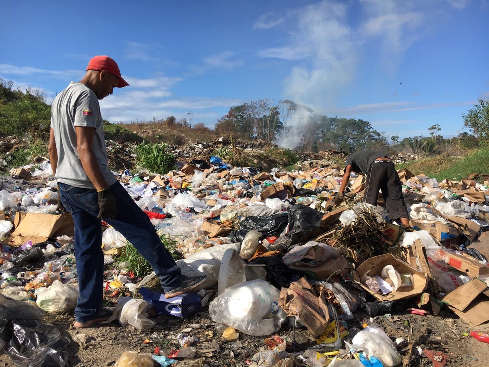 Venezuelanos vasculham lixão em busca de comida e coisas para revender na fronteira do Brasil