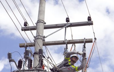 Eletricistas  400x255 - Cuidados com a rede elétrica durante as festas juninas