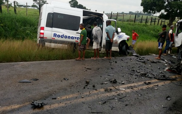 Batida frontal entre van e carreta deixa 8 mortos em rodovia da Bahia