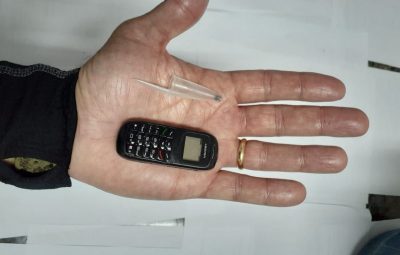 celular pequeno 400x255 - Celular do tamanho de uma tampa de caneta é apreendido em presídio