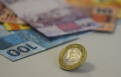 real nota moedas 8 400x255 - Poupança registra retirada líquida de R$ 718,7 milhões em maio
