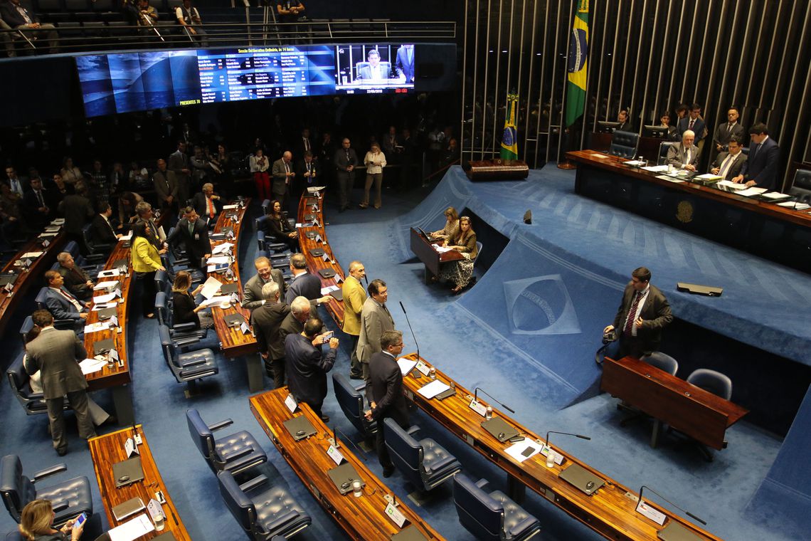 Senado aprova MP que estende gratificações a servidores na AGU