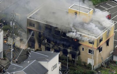 Fogo tomou conta de parte do prédio da Kyoto Animation Foto Kyodo via Reuters 400x255 - Incêndio criminoso deixa 33 mortos em estúdio de animação no Japão