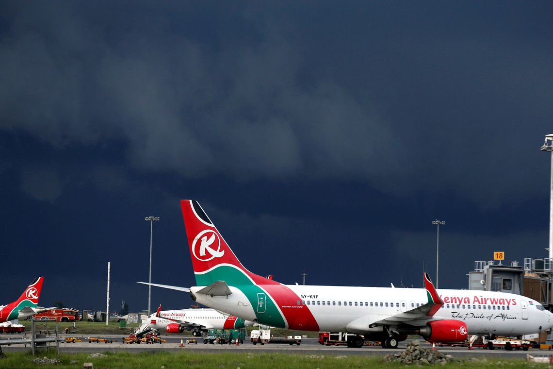 Homem viaja no trem de pouso de avião, mas cai e morre em Londres