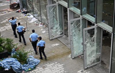 Polícia obriga manifestantes a desocupar prédio de Hong Kong 400x255 - Polícia obriga manifestantes a desocupar prédio de Hong Kong