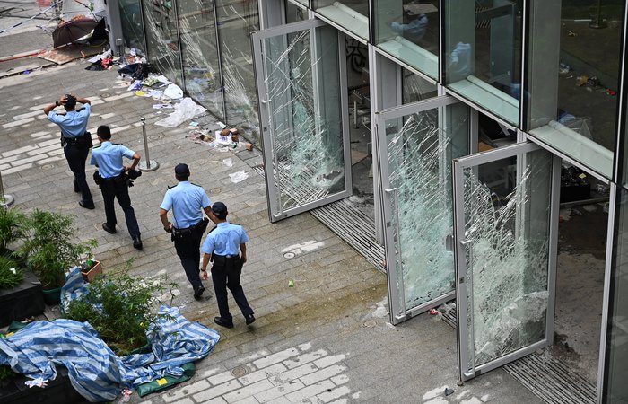 Polícia obriga manifestantes a desocupar prédio de Hong Kong