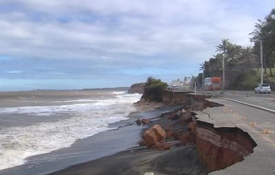 Ressaca do mar destruiu trecho da Rodovia ES 060 em Meaípe Guarapari 400x255 - Ressaca do mar provoca estragos e mortes no Espírito Santo