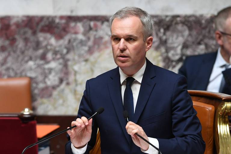 Acusado de oferecer jantares caros, ministro francês renuncia ao cargo