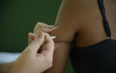 vacina 400x255 - Risco de morte por febre amarela pode ser identificado mais cedo