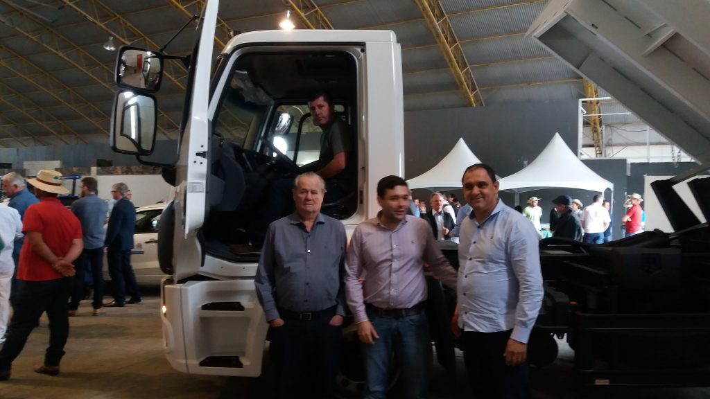 20190816 085730 1024x576 - Iconha recebe dois caminhões do governo do estado para atender agricultura e obras