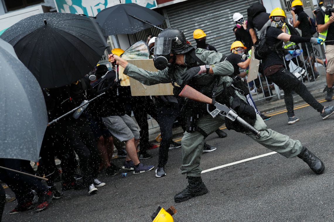 Greve e protestos com 14 mil pessoas paralisam Hong Kong