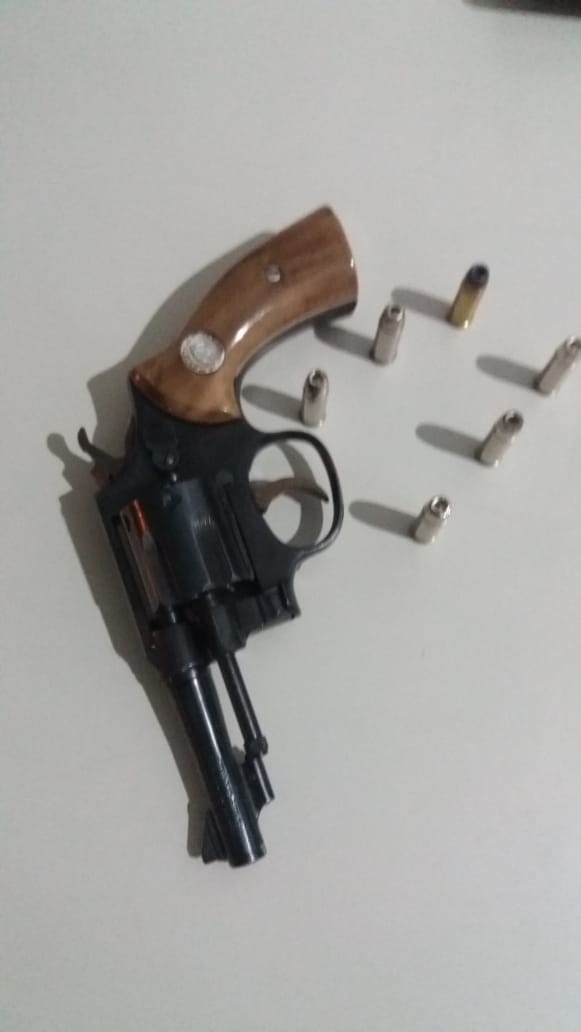 PM APREENDE ARMA DE FOGO EM PIÚMA E DETÉM INDIVÍDUO COM MANDADO DE PRISÃO EM ABERTO