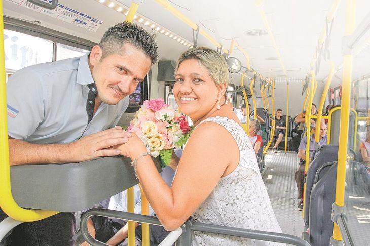 Passageira casa com cobrador dentro do Transcol