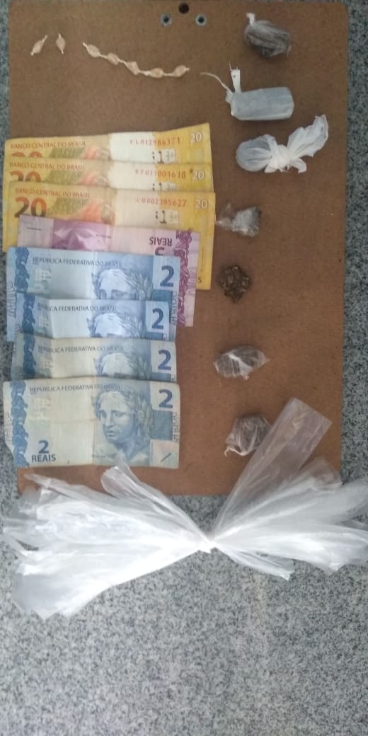 MILITARES DA 10ª CIA IND APREENDEREM ENTORPECENTES E CONDUZIRAM TRÊS INDIVÍDUOS POR TRÁFICO