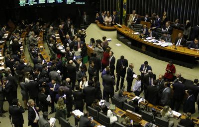 Plenário da Câmara 400x255 - Câmara aprova projeto que amplia posse de arma em propriedade rural