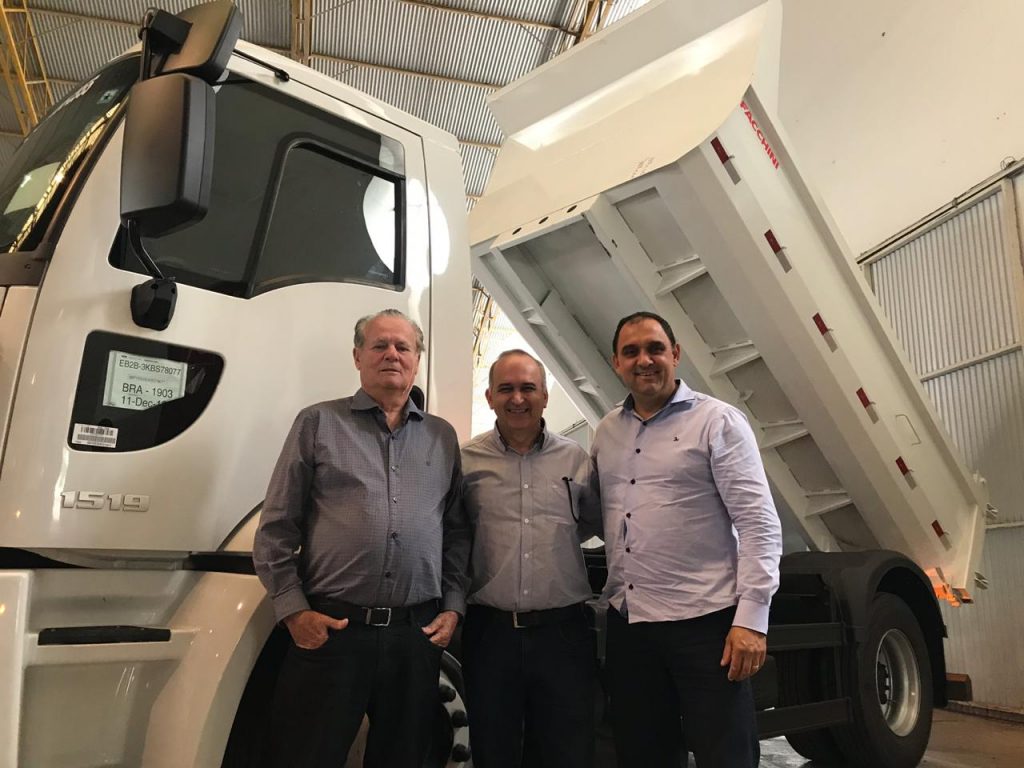 WhatsApp Image 2019 08 17 at 21.14.31 1024x768 - Iconha recebe dois caminhões do governo do estado para atender agricultura e obras